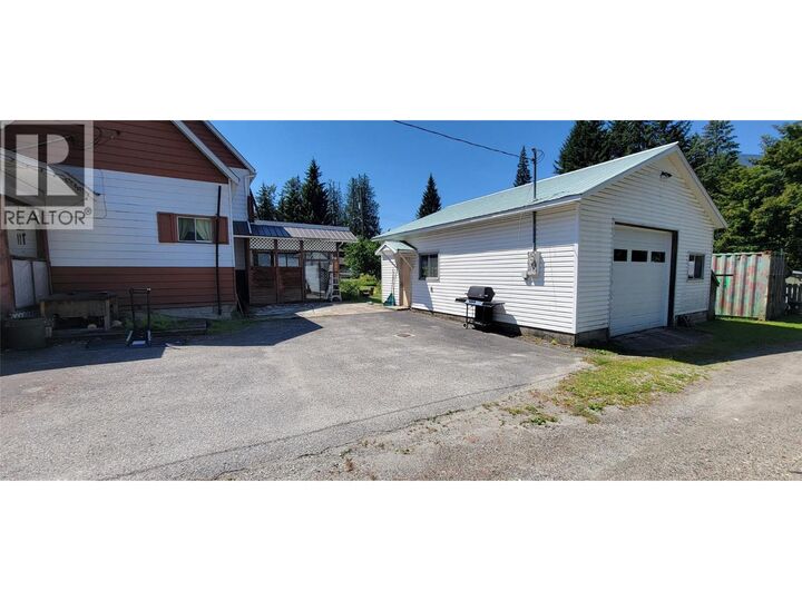 Property Photo: 318 8th Avenue BC V0G 1S1
