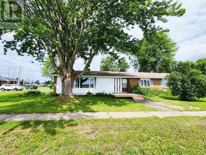 Property Photo: 38 Elizabeth Drive ON K0E 1K0