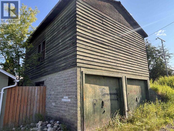 Property Photo:  2066 Ross Crescent  BC V2M 1Y5 