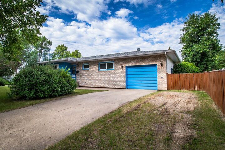 Property Photo: 40 Regent Crescent MB R7B 2W9
