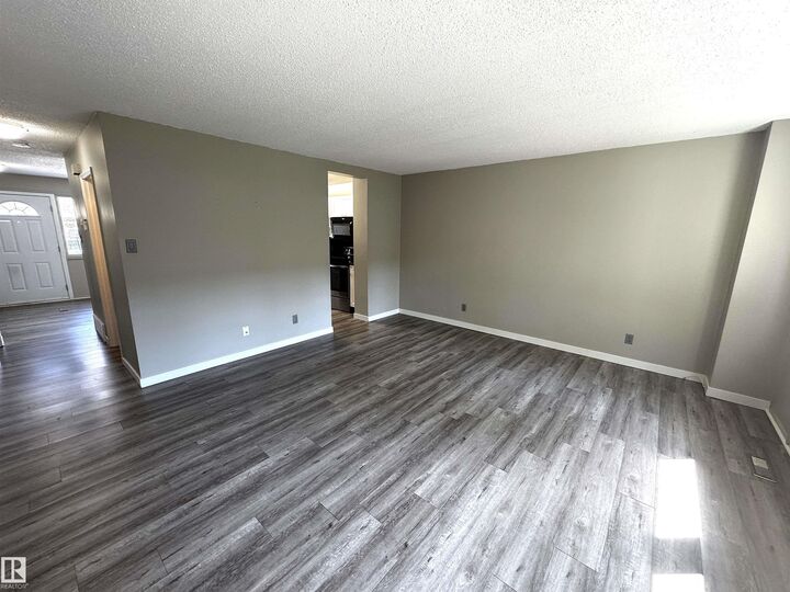 Property Photo:  404 Village On The Green NW  AB T5A 1H2 