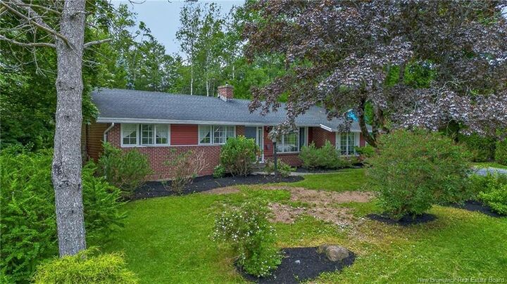 18 Forest Road — photo 1