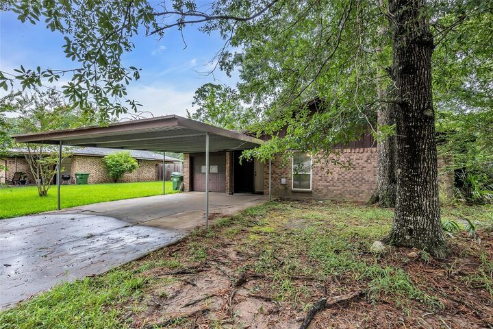 Property Photo: 1303 S Fenner Avenue TX 77327