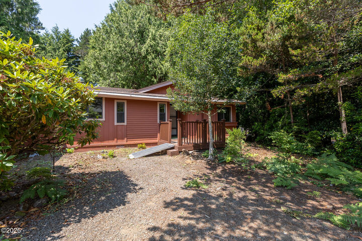 Property Photo: 530 Seagrove Loop OR 97367
