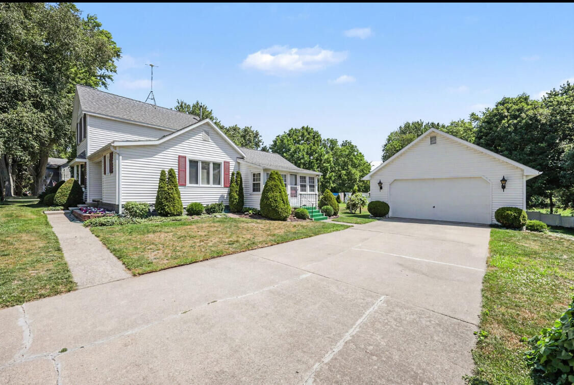 Property Photo: 402 Smith Street MI 48884