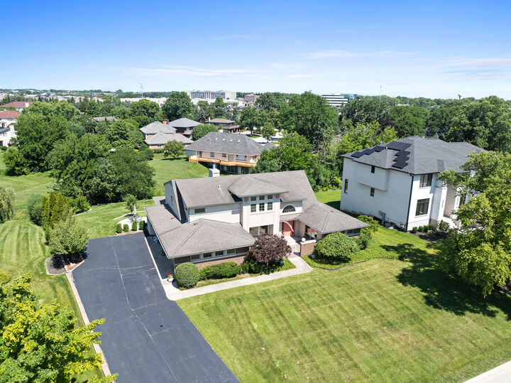 Property Photo: 14 Hamilton Lane IL 60523