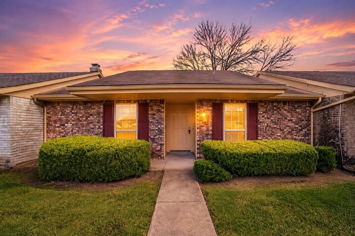 Property Photo: 5 E Townhouse Lane TX 75052