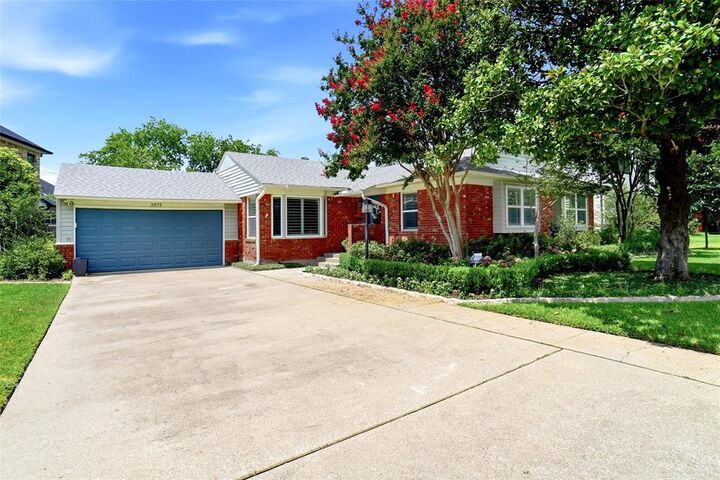Property Photo: 3975 Clover Lane TX 75220