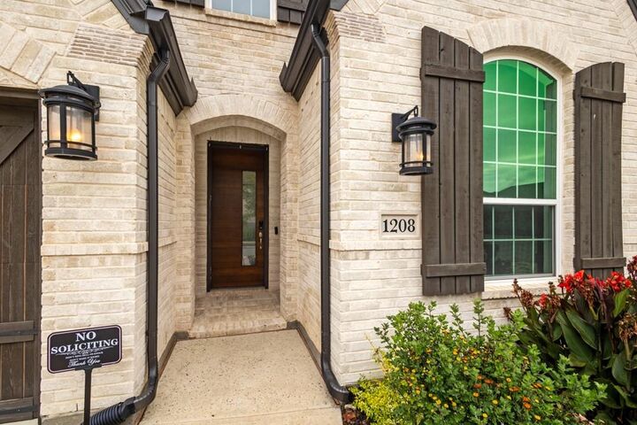 Property Photo:  1208 16th Street  TX 76226 