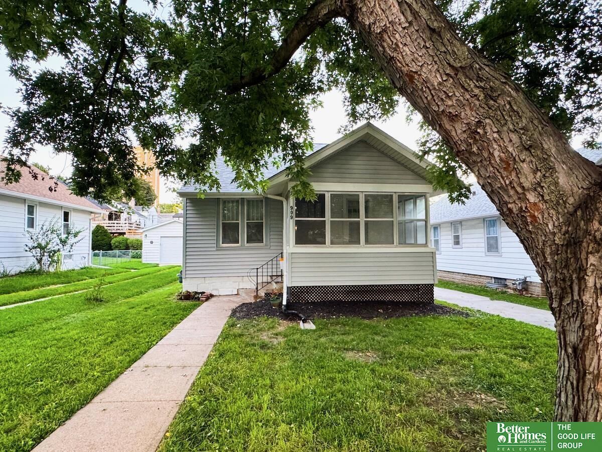 Property Photo: 909 S 55 Street NE 68106