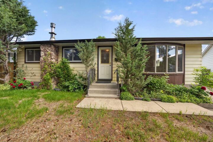 Property Photo: 135 Huntcroft Way NE AB T2K 4E4