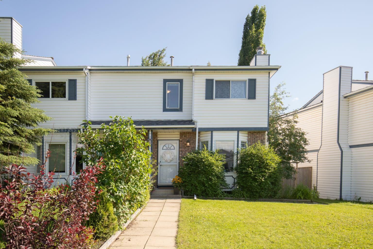 Property Photo: 47 Ellenwood Drive AB T4R 2E1