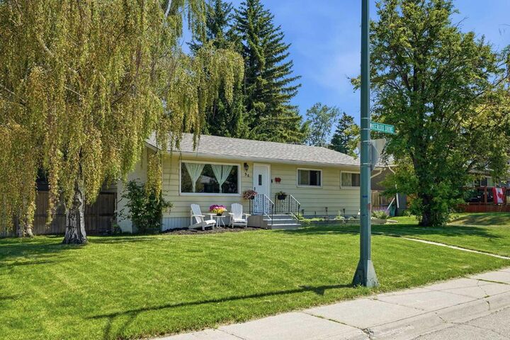 Property Photo: 96 Waterloo Drive SW AB T3C 3G3