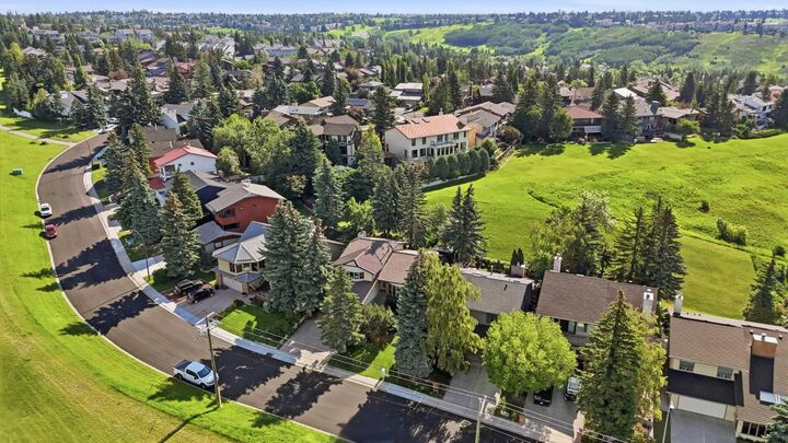Property Photo:  149 Edgehill Drive NW  AB T3A 2W5 