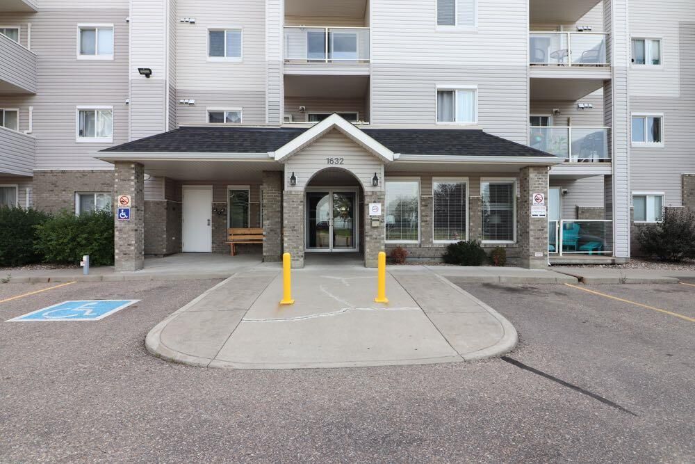 Property Photo:  1632 Saamis Drive NW 116  AB T1C 4X3 