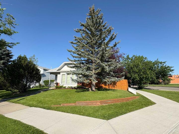 Property Photo: 228 Erin Woods Drive SE AB T2B 3B9