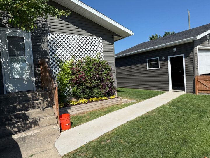 Property Photo: 422 15 Street E AB T0J 0Y5