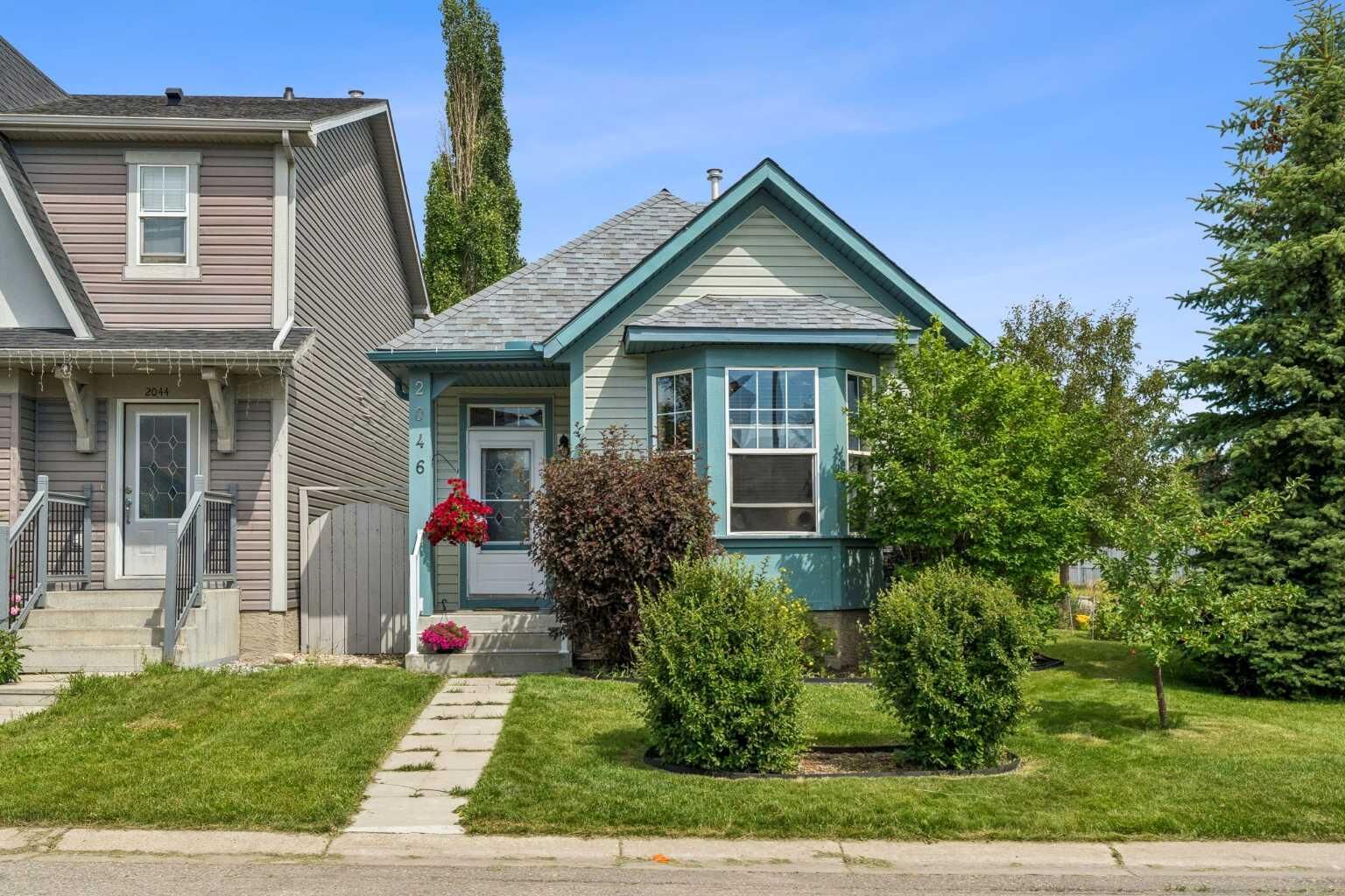 Property Photo:  2046 New Brighton Gardens SE  AB T2Z 4X4 