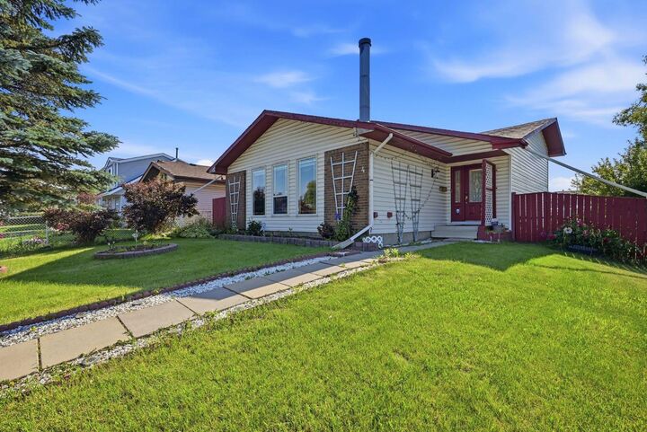 Property Photo:  4 Fallswater Road NE  AB T3J 1B1 