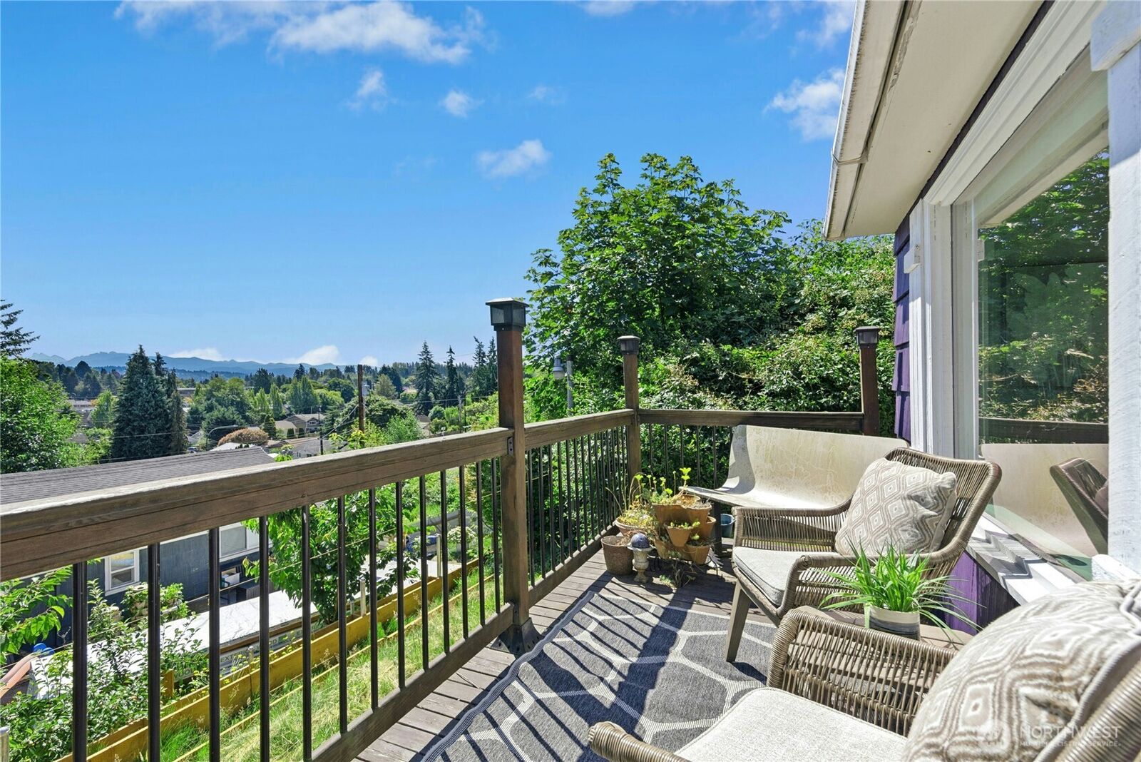 Property Photo:  1035  Temple Drive  WA 98201 