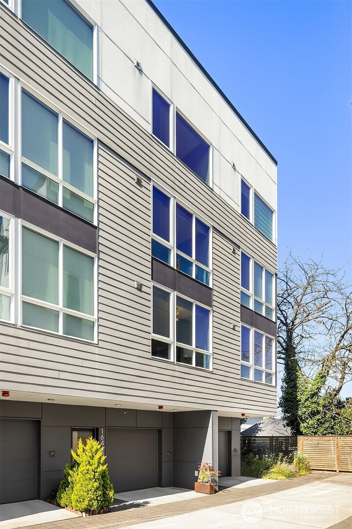 Property Photo:  1644 B  20th Avenue  WA 98122 