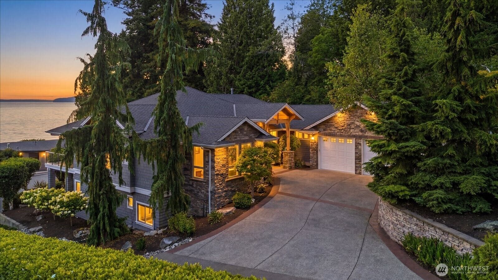 Property Photo:  18608  Sound View Place  WA 98020 