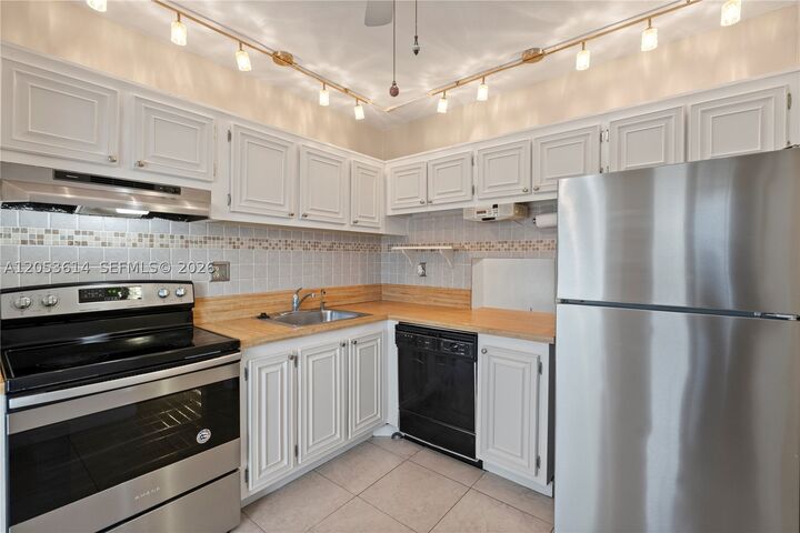 Property Photo:  5950 Del Lago Cir 106  FL 33313 