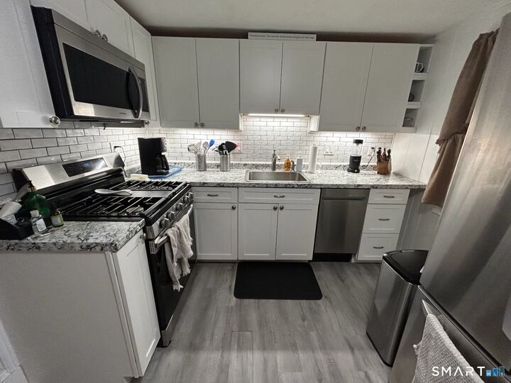 Property Photo:  90 Sims Street  CT 06604 