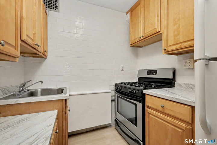 Property Photo:  125 Prospect Street 3D  CT 06901 