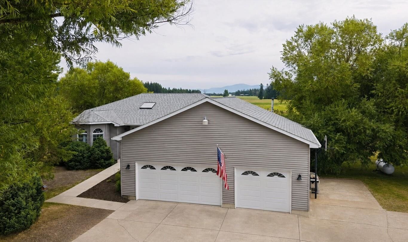Property Photo:  41218 N Grove Rd  WA 99006 
