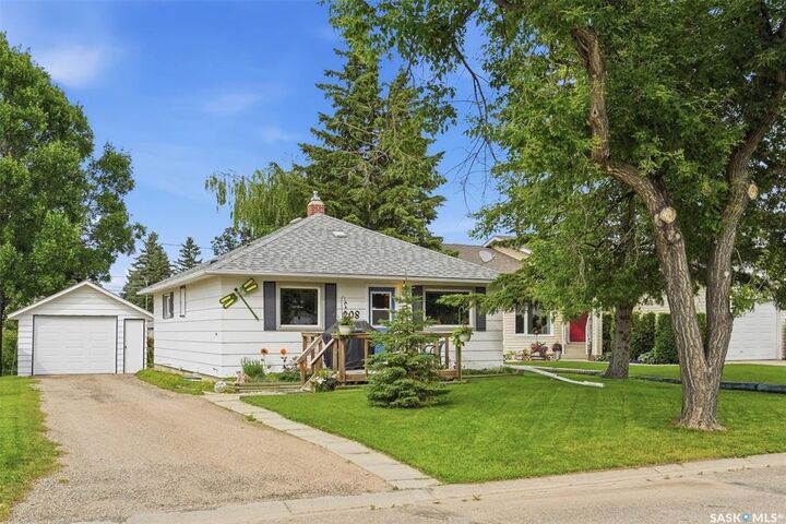 Property Photo: 208 3rd Avenue W SK S0K 4T0