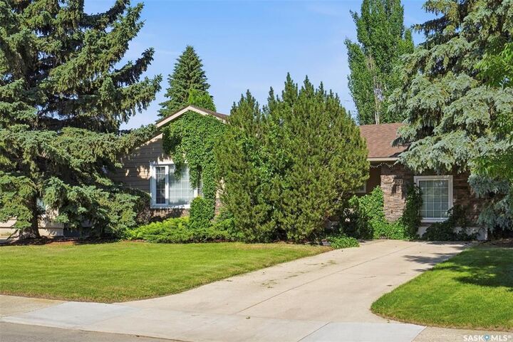 Property Photo:  1921 Sommerfeld Avenue  SK S7J 2E2 