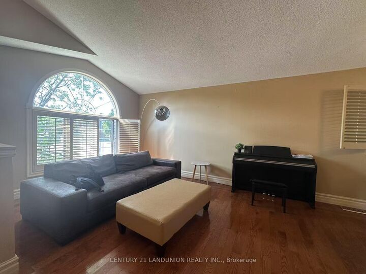 Photo de la propriété: 104 Hepburn Crescent ON L9C 7S5