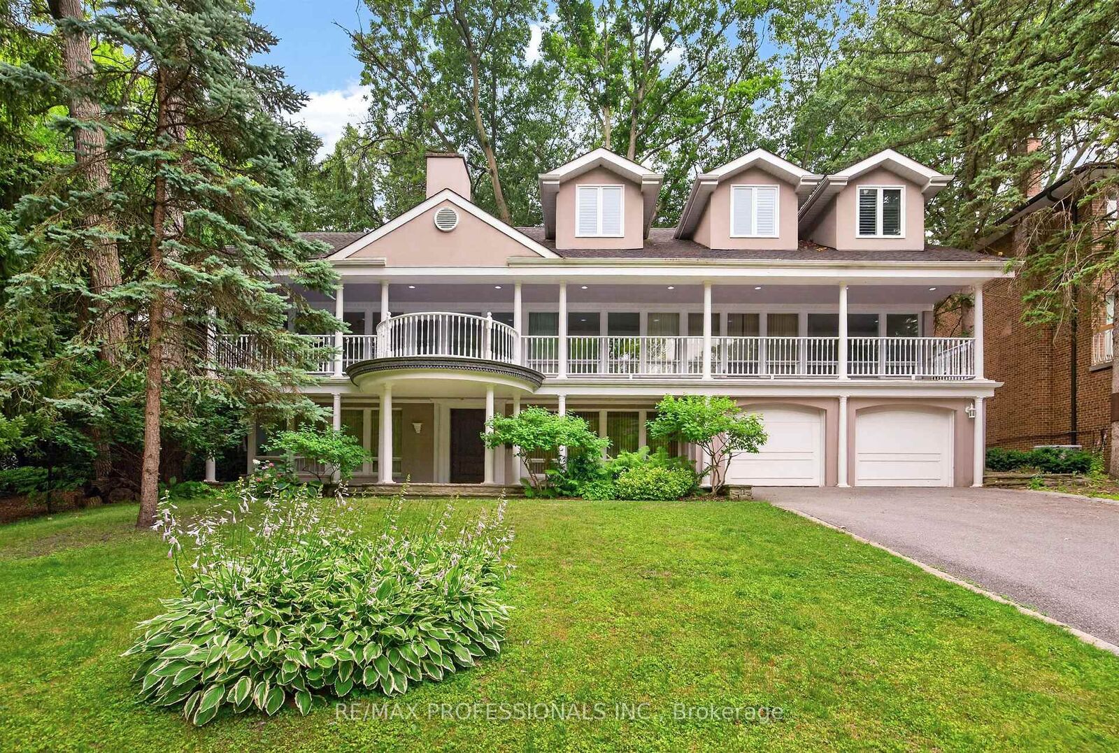 Property Photo: 32 Edenbrook Hill ON M9A 3Z6
