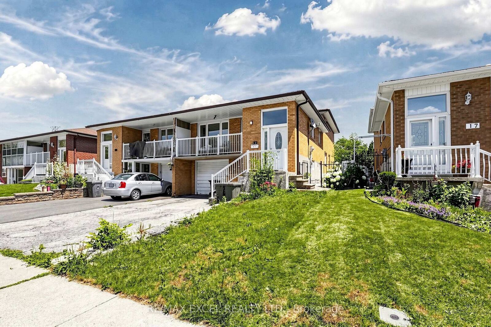 Property Photo: 216 Shawnee Circle ON M2H 2Y4