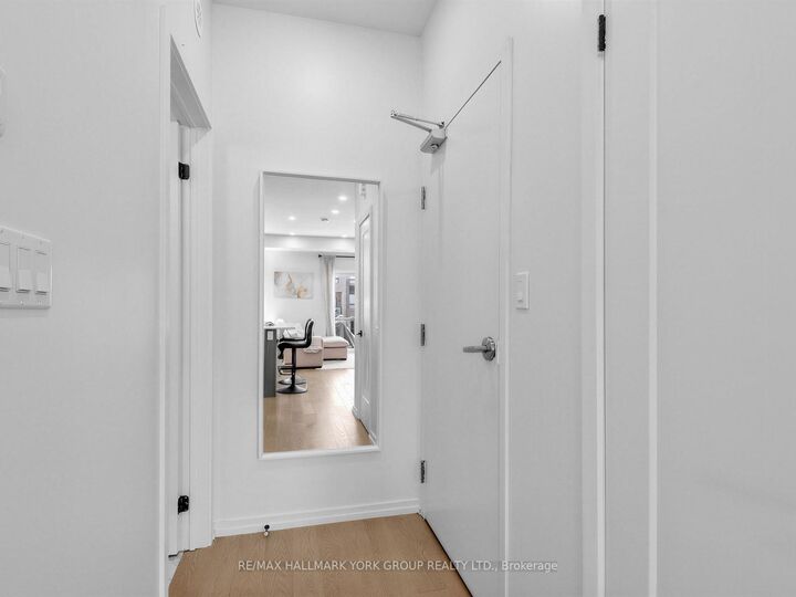 Property Photo: 11 Lytham Green Circle Suite 18 ON L3Y 0H5