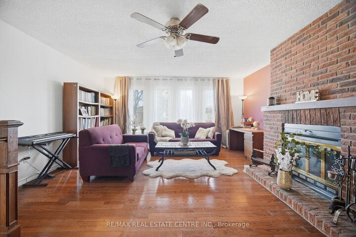 Property Photo: 6884 Edenwood Drive ON L5N 4V6