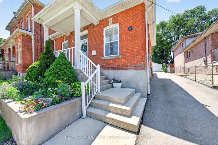 Property Photo: 156 Simcoe Street E ON L8L 3N8