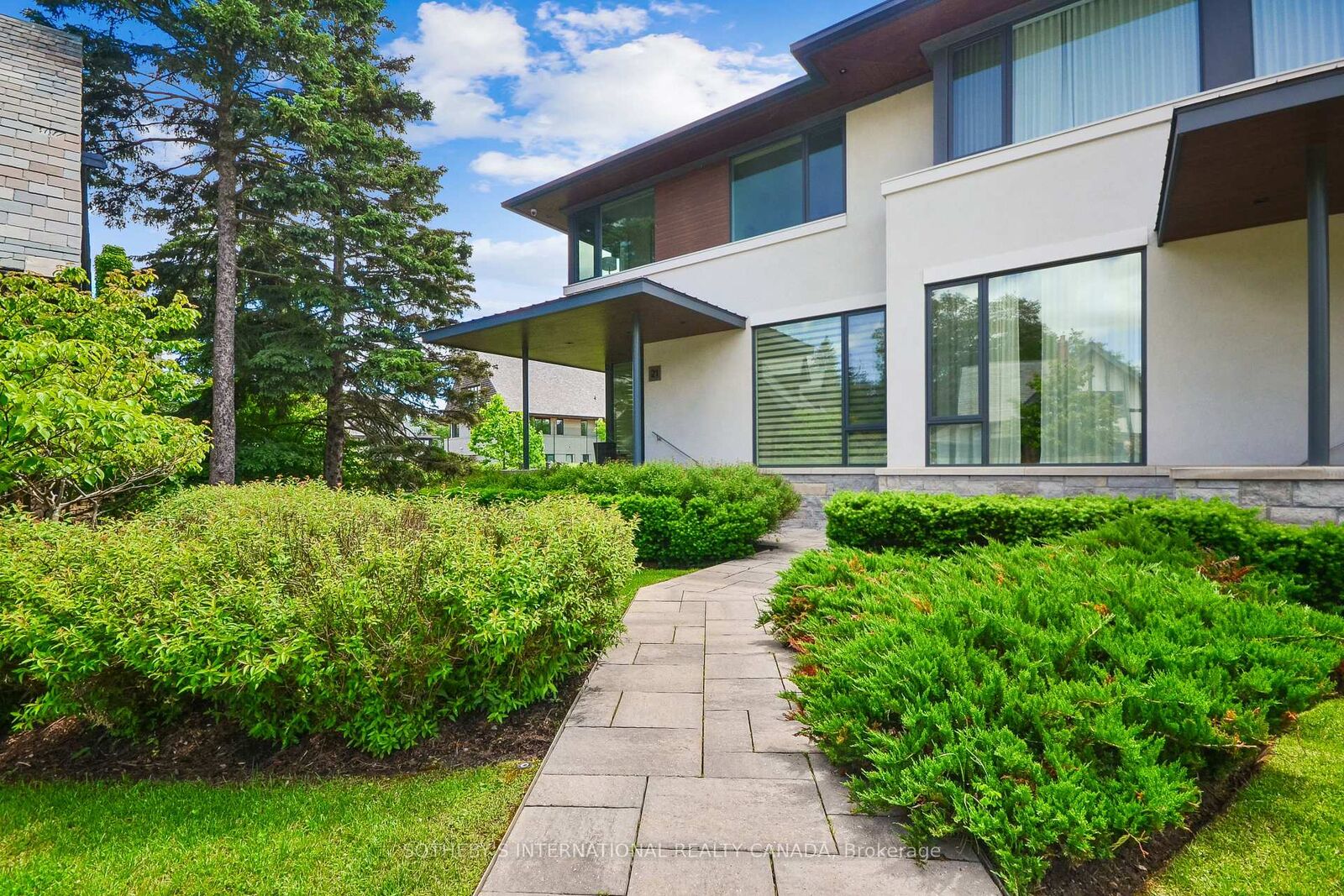 Property Photo: 10 Maple Grove Drive 21 ON L6J 1M1