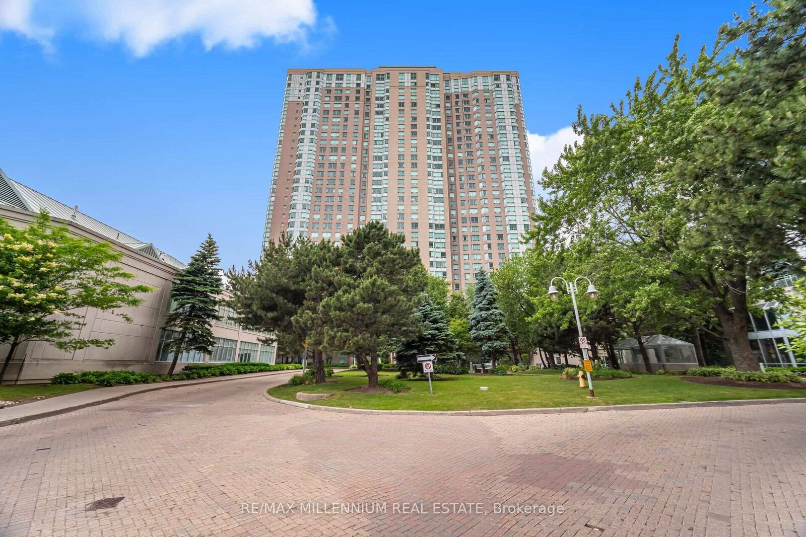 Property Photo: 68 Corporate Drive 1532 ON M1H 3H3