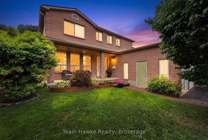 1085 Dina Crescent — photo 1