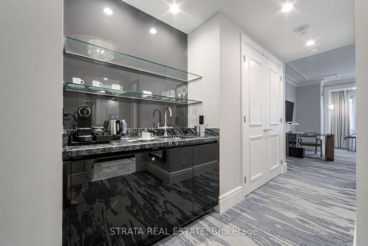 Property Photo: 325 Bay Street 1905 ON M5H 4G3