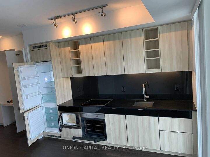 Property Photo: 101 Erskine Avenue 906 ON M4P 0C5