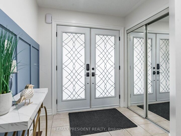 8 River Heights Drive — photo 1