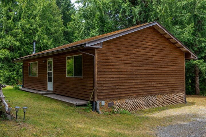 Photo de la propriété: 740 Spider Lake Rd BC V9K 2L7