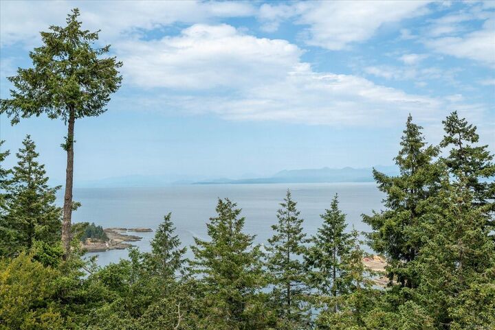 Property Photo: 3709 Glen Oaks Dr BC V9T 6H3
