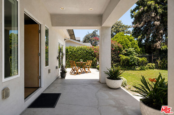 Property Photo:  253 S St Andrews Pl  CA 90004 