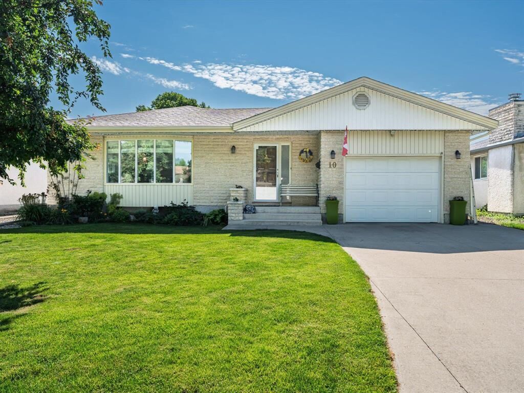 Property Photo: 10 John Taylor Place MB R2K 3X1