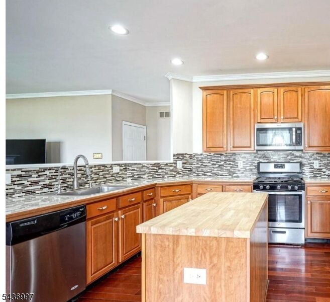 Property Photo:  624 Ironwood Dr  NJ 08094 