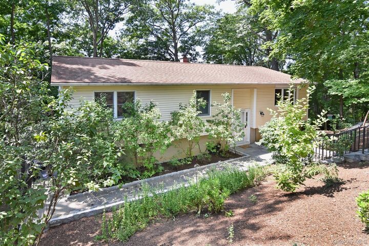 Property Photo:  32 Springwood Avenue  NY 10502 